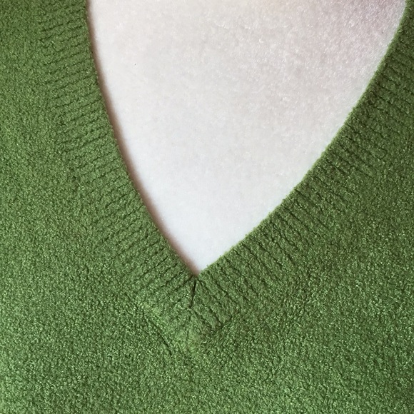 Taylor Marc’s super soft sweater - Picture 2 of 3